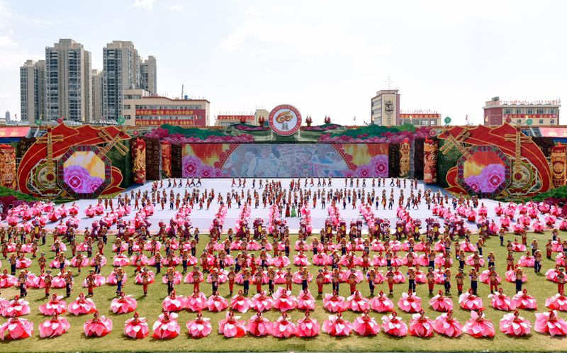 万人齐聚为楚雄彝族自治州成立60周年庆祝!