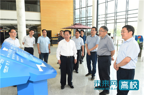 水利部长江水利委主任调研河海大学