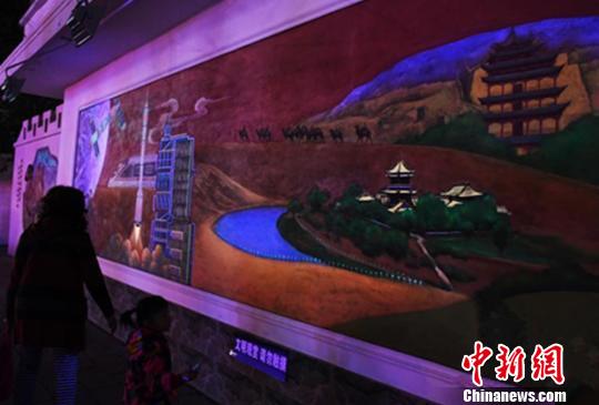 兰州首个荧光壁画亮相 展现黄河与丝路元素