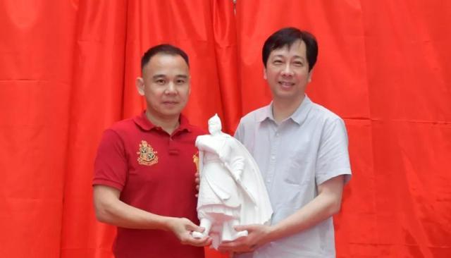 德化金马车陶瓷有限公司董事长徐建勇向浙江图书馆馆长褚树青捐赠