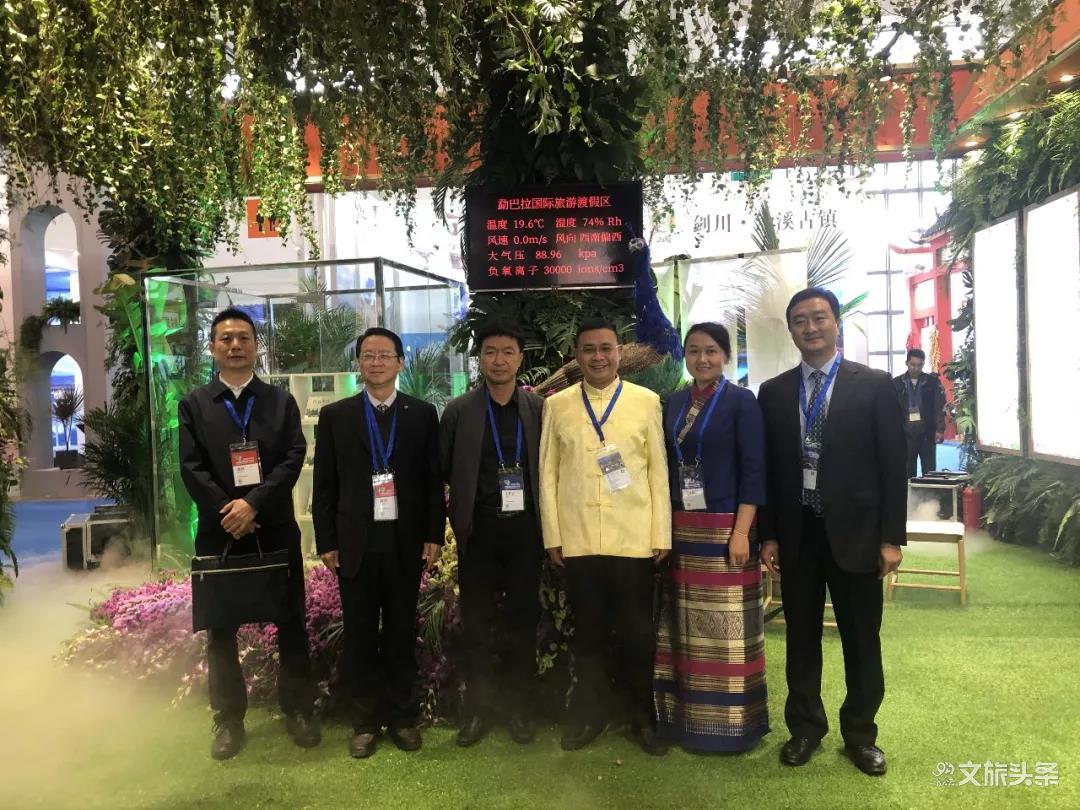 (西双版纳州副州长赵家信,西双版纳州文旅局局长黄臻一行参观展区)