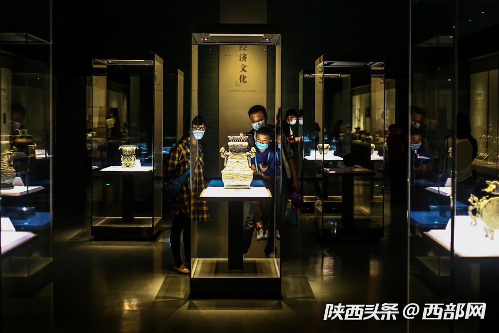 开馆首日,西部网,陕西头条记者在陕西历史博物馆看到,游客数量比