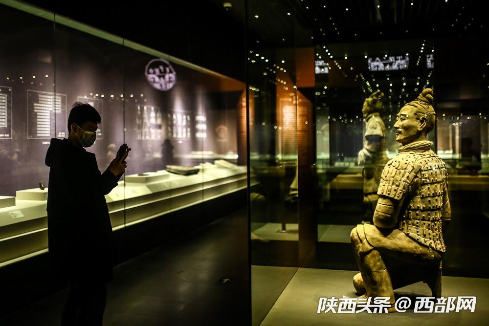 开馆首日,西部网,陕西头条记者在陕西历史博物馆看到,游客数量比