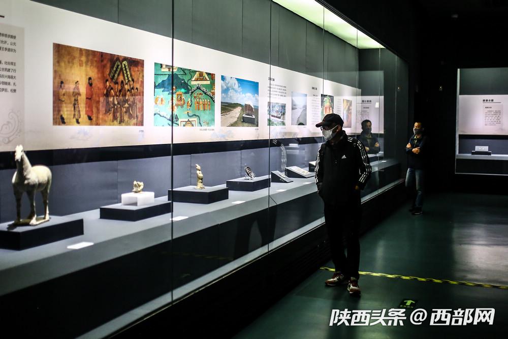 开馆首日,西部网,陕西头条记者在陕西历史博物馆看到,游客数量比