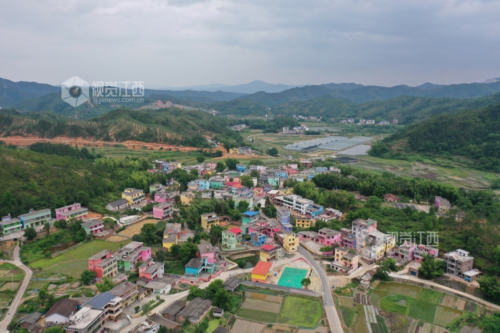 无人机航拍赣州市赣县区五云镇夏潭村,整个村庄五彩缤纷,焕然一新.