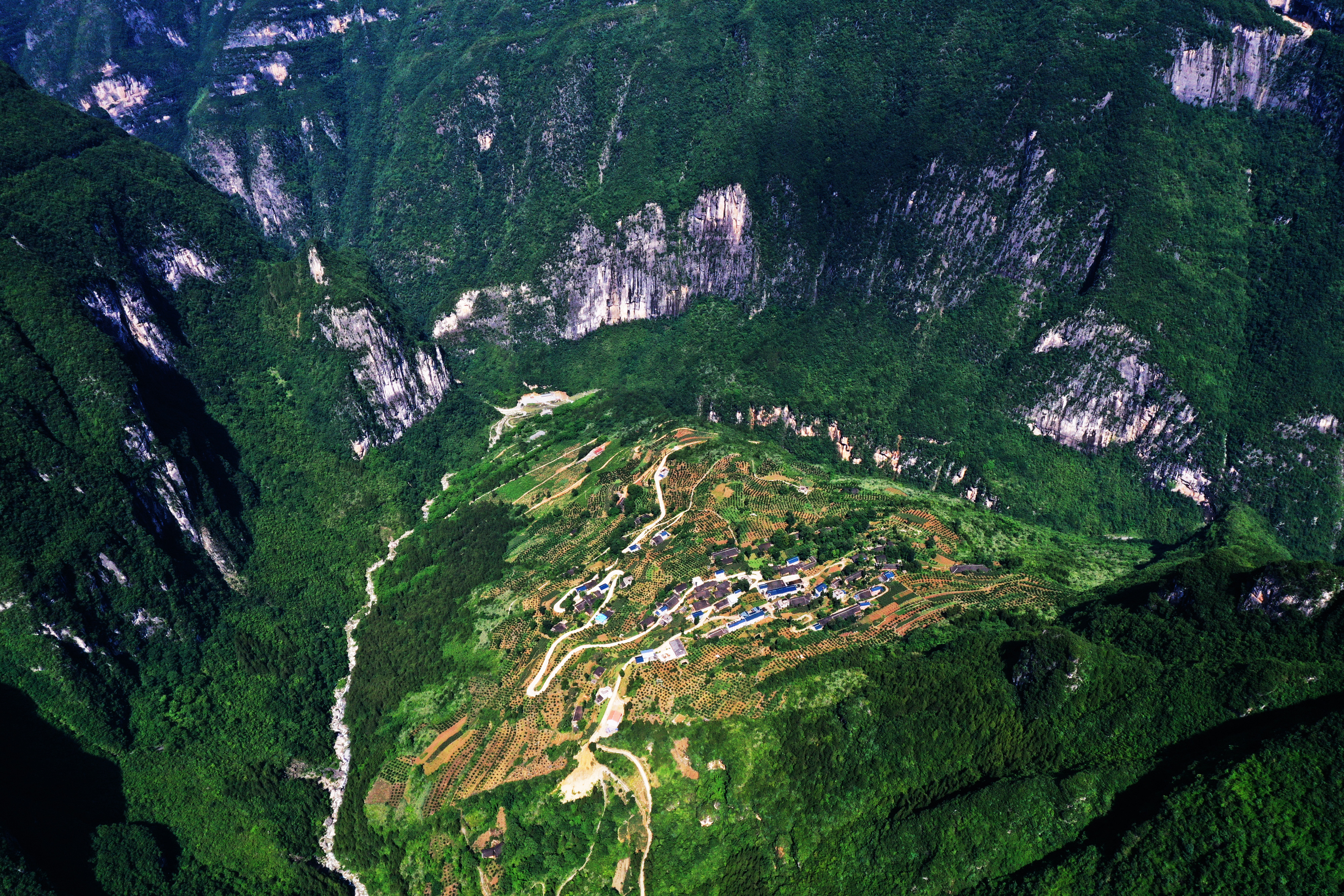 如今,下庄村建立了果蔬种植合作社,巫山县在这里建立了下庄精神陈列馆