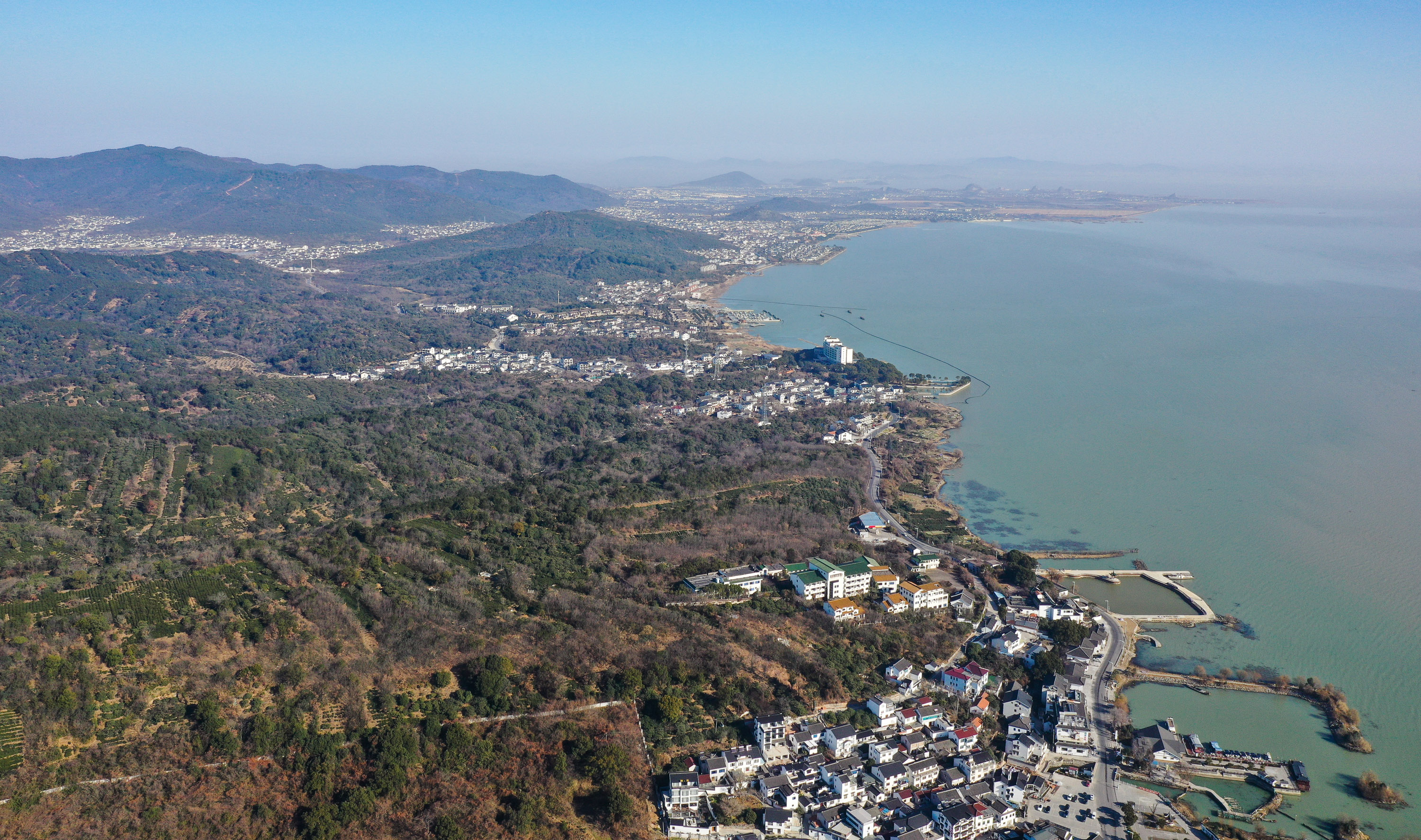 1月13日拍摄的苏州吴中区金庭镇西山岛景色(无人机照片).