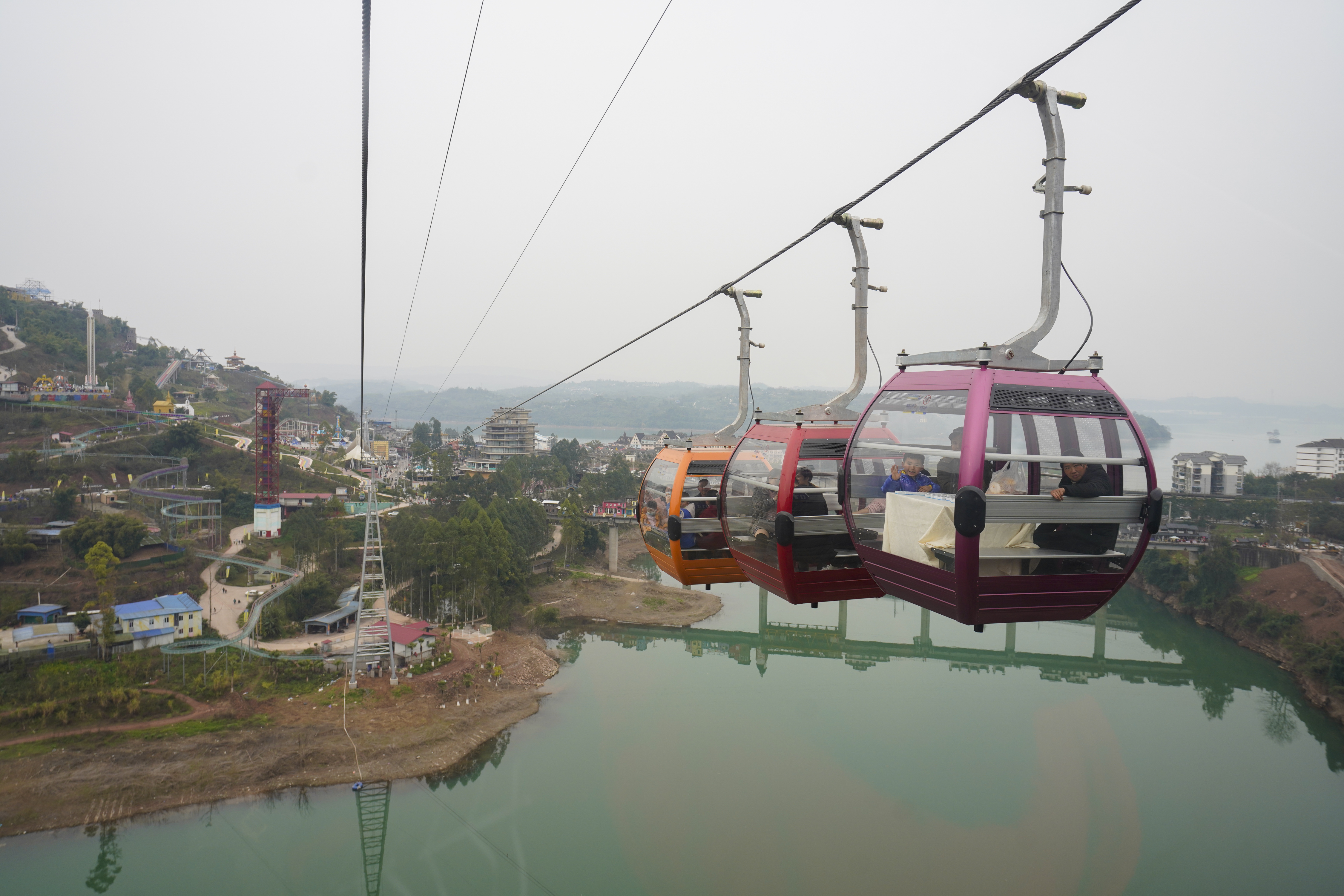 未来该索道还将扩建并形成环形,助推景区形成购物,农业观光,乡村民宿