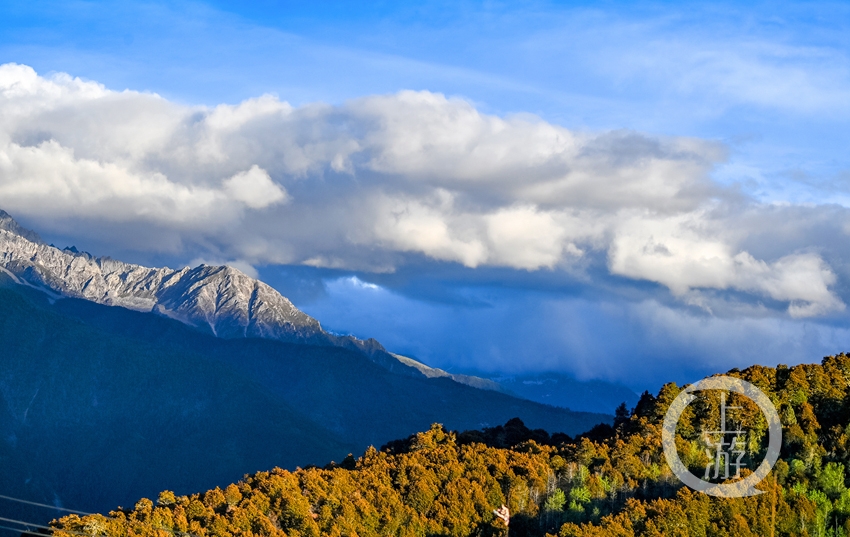 德钦县飞来寺片区,是梅里雪山"日照金山"的热门观景点.
