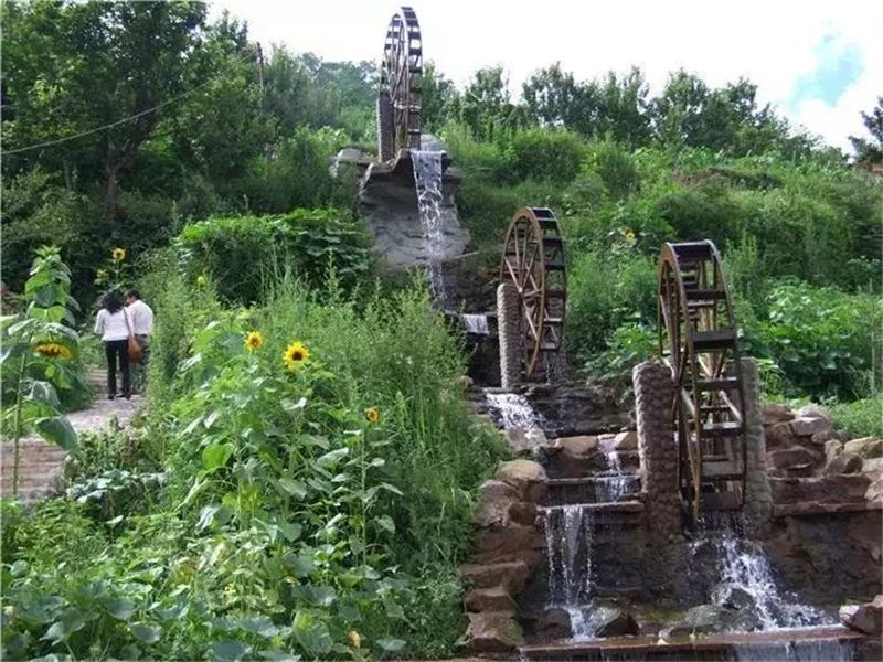 诸葛营民族生态村位于国家aaa级风景名胜区——永仁方山,因诸葛亮曾